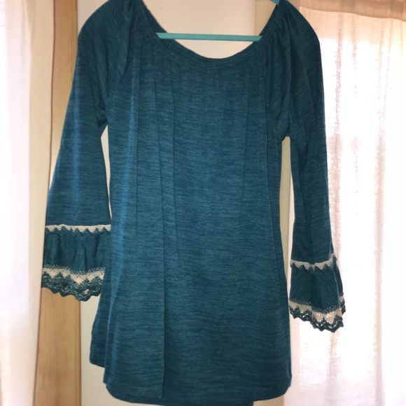 Tops - 🎈GIFTED🎈double lace sleeve tunic